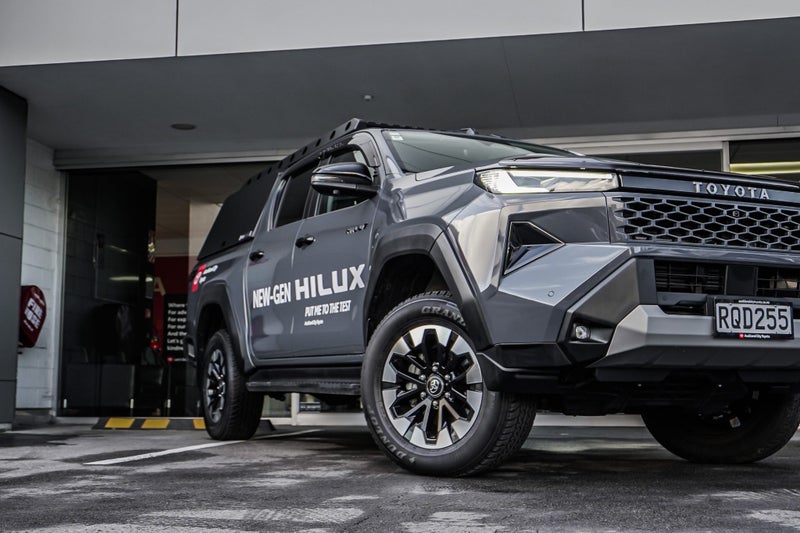 2026 Toyota Hilux SR5 Limited 2.8DT Hybrid 6AT... image 4