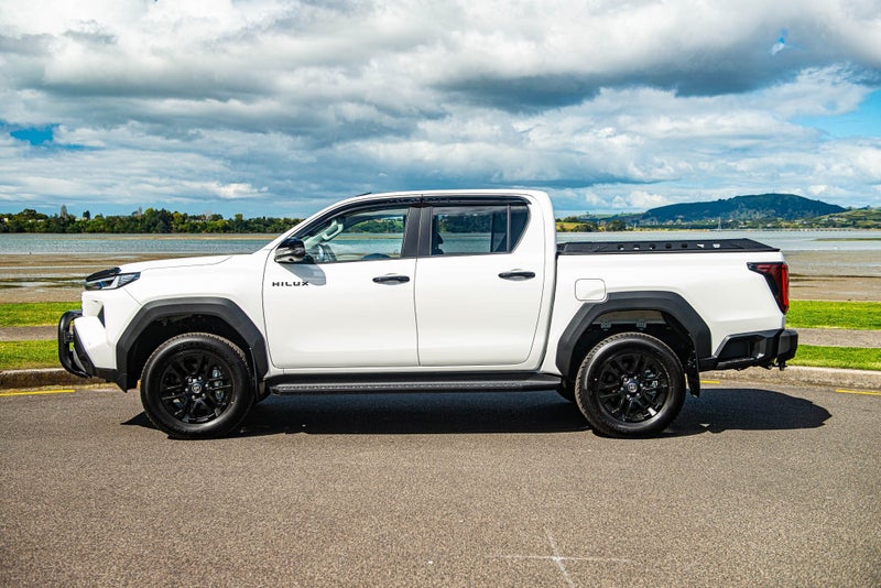 2026 Toyota Hilux SR5 Limited Hybrid Ready to Go image 4