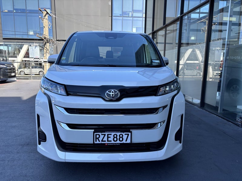 2026 Toyota Noah G 1.8 HYBRID image 4