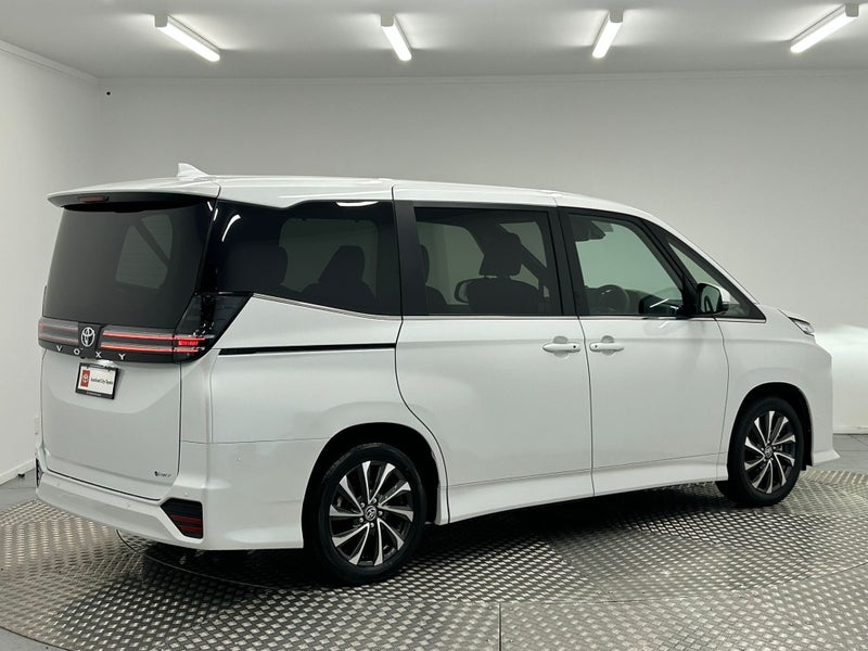 2026 Toyota Voxy 1.8 Hybrid image 3