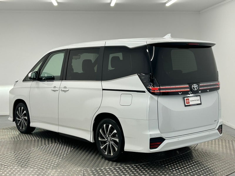 2026 Toyota Voxy 1.8 Hybrid image 5
