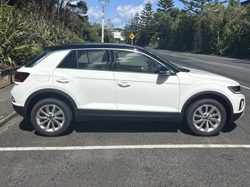 2026 Volkswagen T-Roc Life image 5