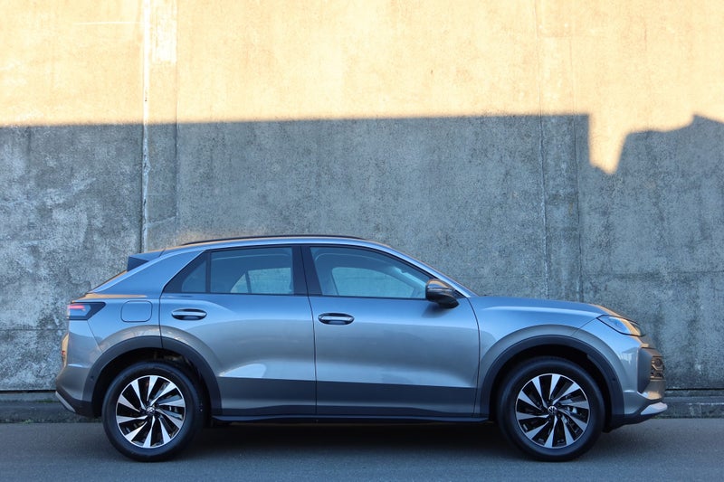 2026 Volkswagen T-Roc Life image 2