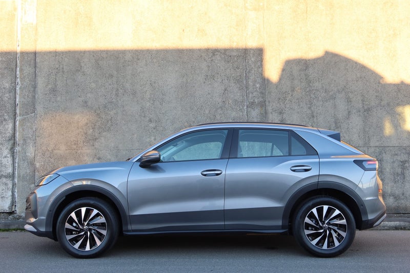 2026 Volkswagen T-Roc Life image 5