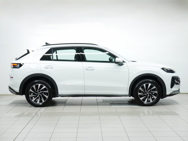 2026 Volkswagen T-Roc Life image 5