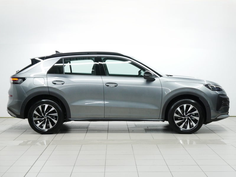 2026 Volkswagen T-Roc Life image 5