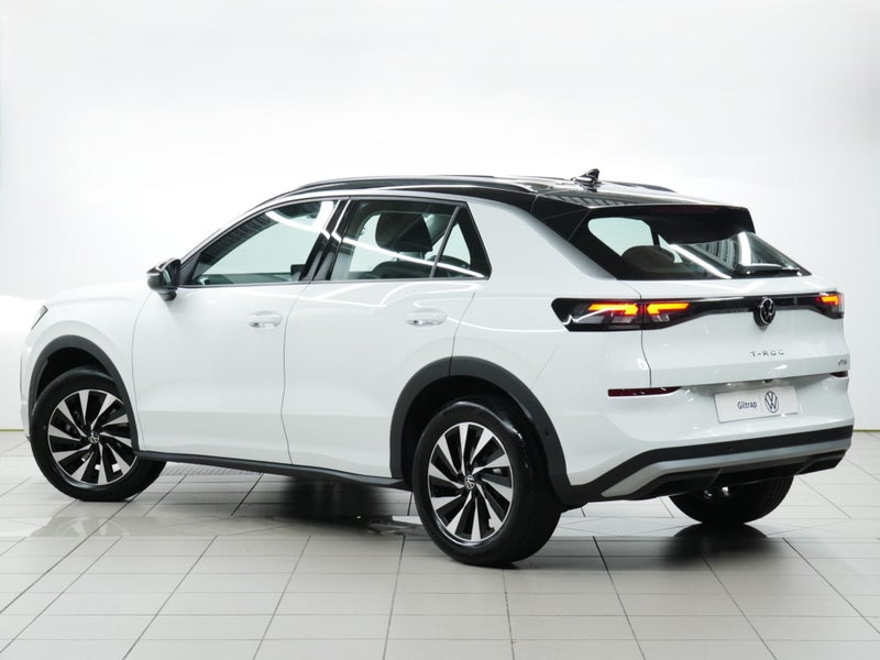 2026 Volkswagen T-Roc Life image 3
