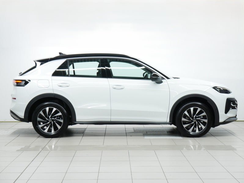 2026 Volkswagen T-Roc Life image 5