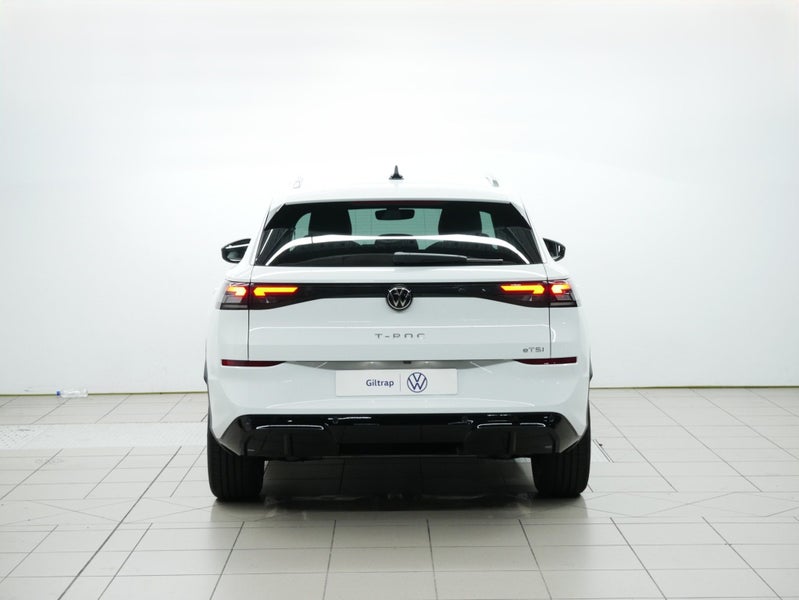 2026 Volkswagen T-Roc R-Line image 4