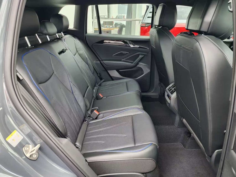 2026 Volkswagen Tiguan R-Line 1.4T with Touring... image 4