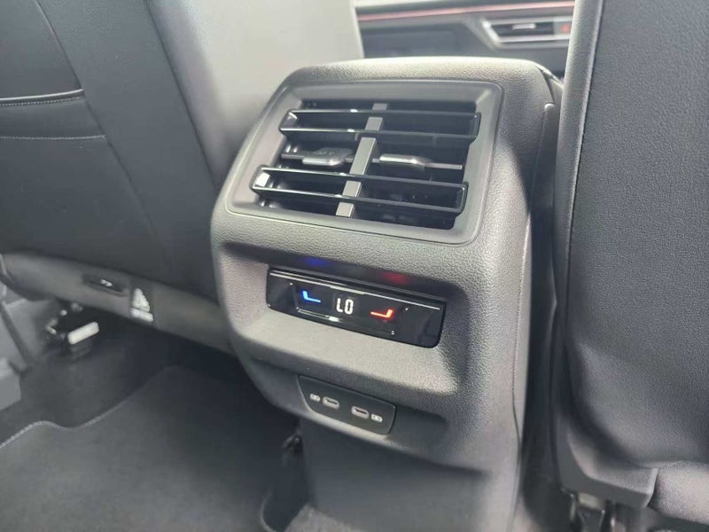 2026 Volkswagen Tiguan R-Line 1.4T with Touring... image 5
