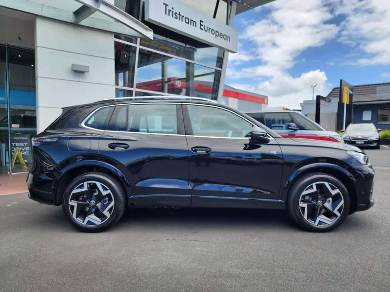 2026 Volkswagen Tiguan R-Line 1.4T with Touring... image 2