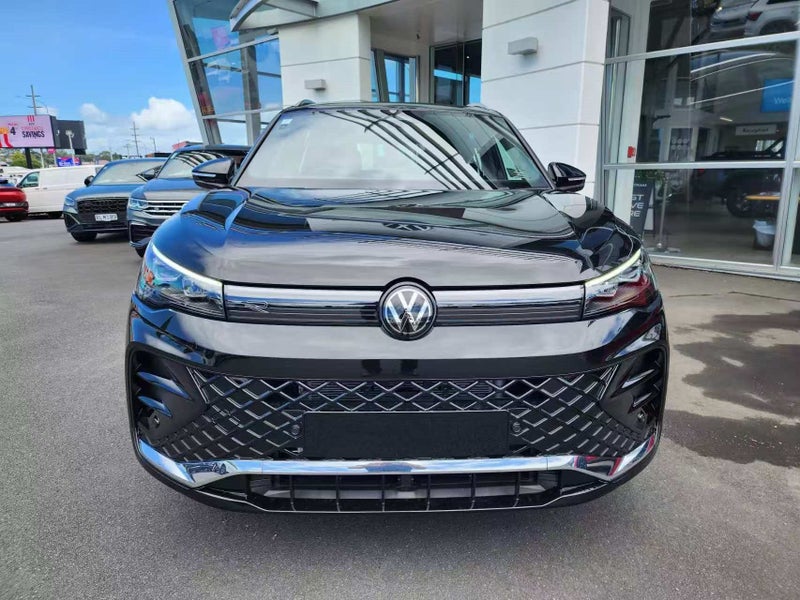 2026 Volkswagen Tiguan R-Line 1.4T with Touring... image 3