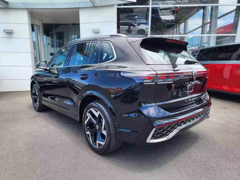 2026 Volkswagen Tiguan R-Line 1.4T with Touring... image 5