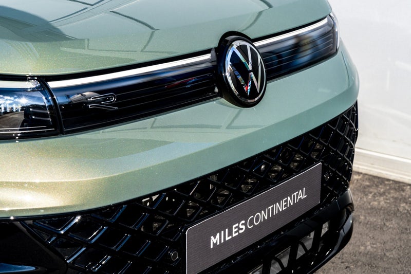 2026 Volkswagen Tiguan R-Line 2.0 Turbo AWD Tou... image 3