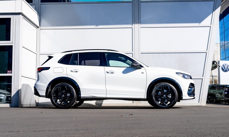 2026 Volkswagen Tiguan R-Line 2.0 Turbo AWD Tou... image 2