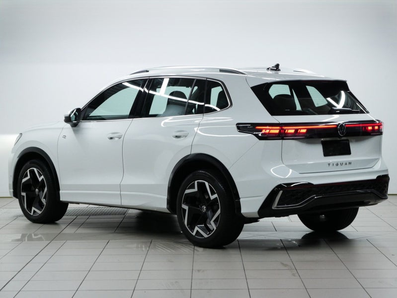 2026 Volkswagen Tiguan R-Line 2WD image 3