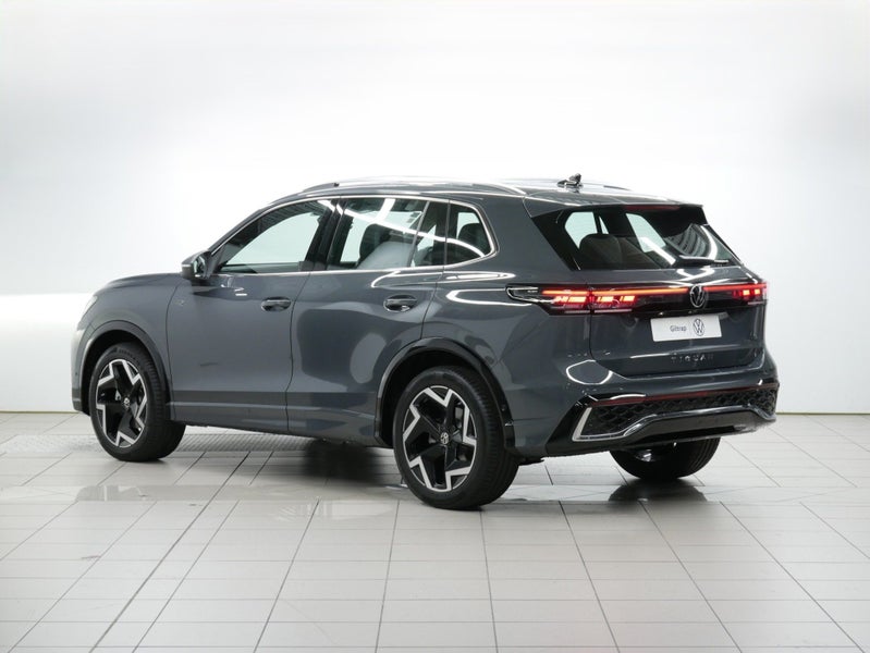 2026 Volkswagen Tiguan R-Line 2WD image 3