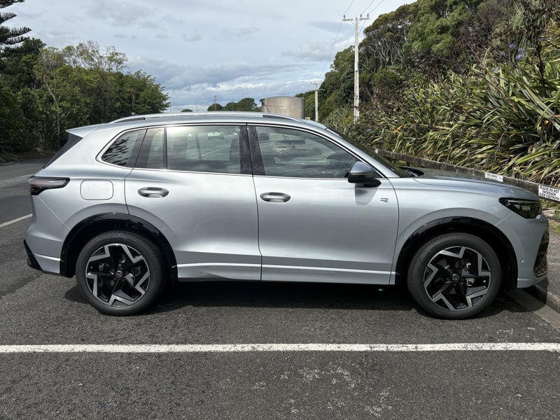 2026 Volkswagen Tiguan R-Line 2WD image 3