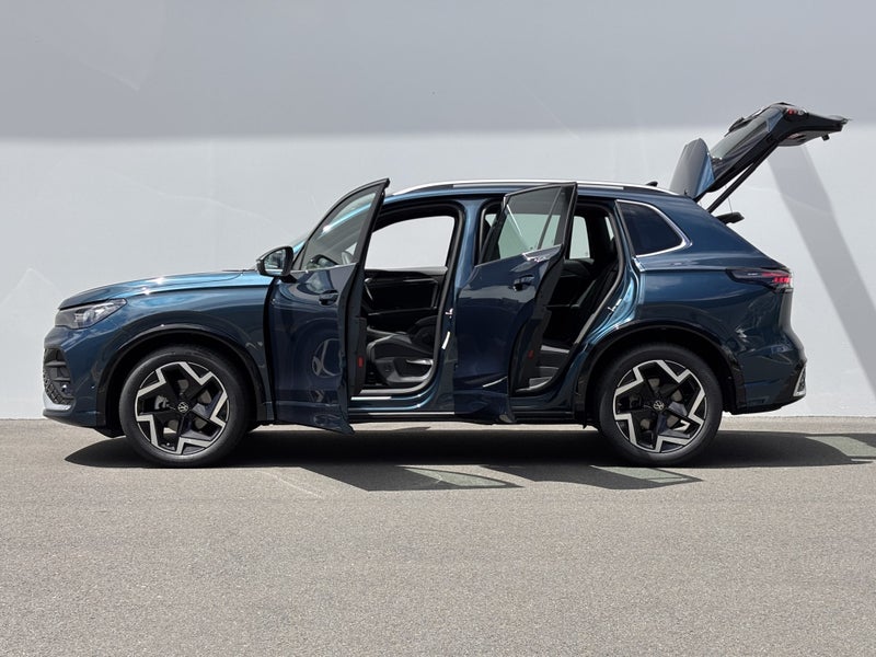 2026 Volkswagen Tiguan R-Line 2WD image 3