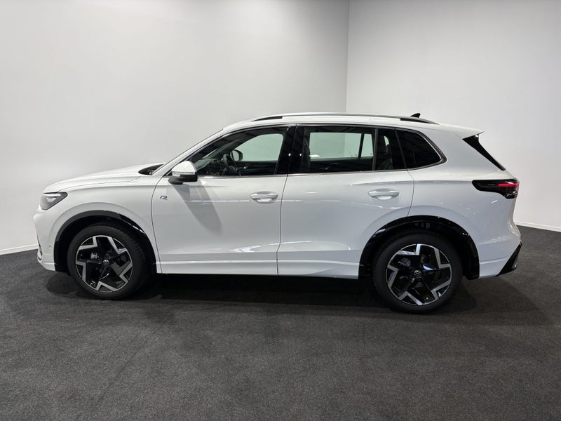 2026 Volkswagen Tiguan R-Line 2WD image 4