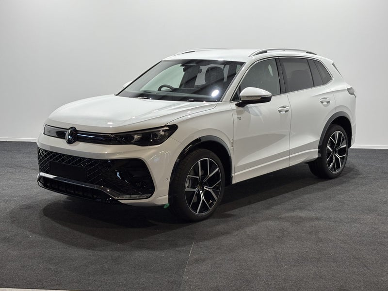 2026 Volkswagen Tiguan R-Line AWD image 3