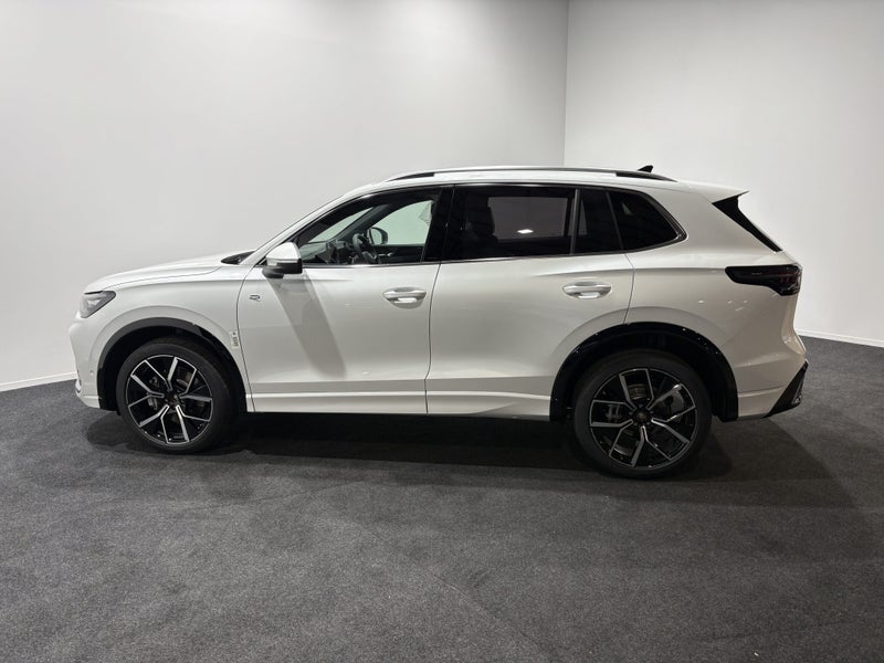 2026 Volkswagen Tiguan R-Line AWD image 4