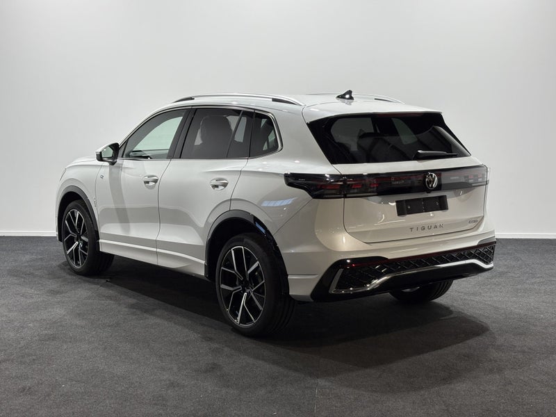 2026 Volkswagen Tiguan R-Line AWD image 5