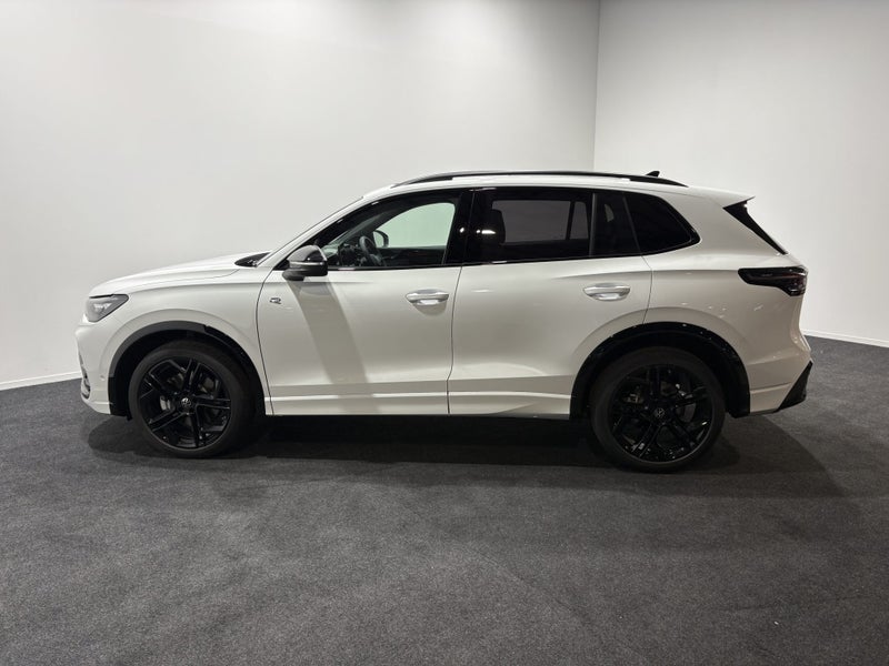 2026 Volkswagen Tiguan R-Line AWD image 4