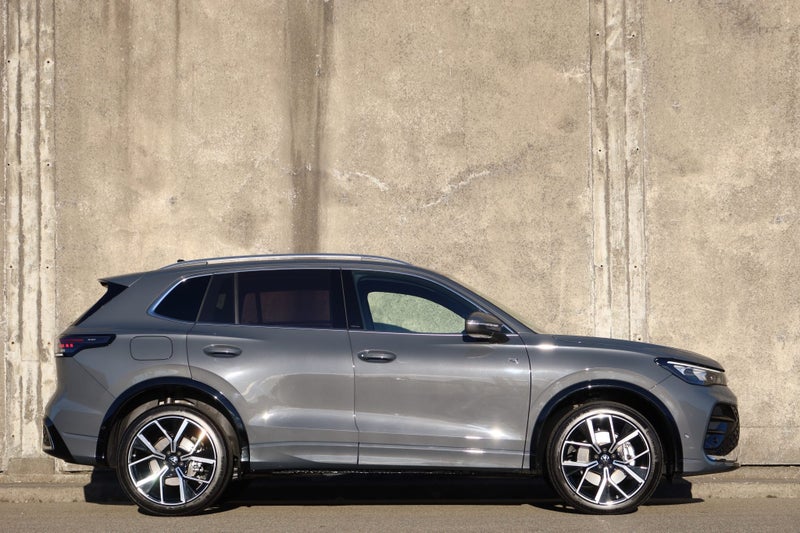 2026 Volkswagen Tiguan R-Line AWD image 2