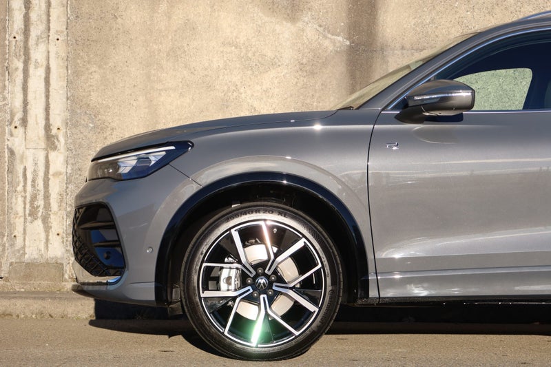 2026 Volkswagen Tiguan R-Line AWD image 4