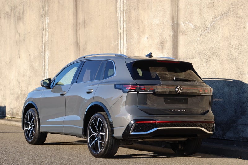 2026 Volkswagen Tiguan R-Line AWD image 5