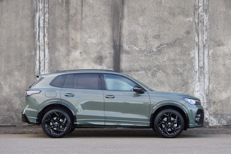 2026 Volkswagen Tiguan R-Line AWD image 2