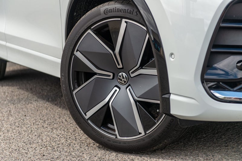 2026 Volkswagen Tiguan R-Line AWD image 5