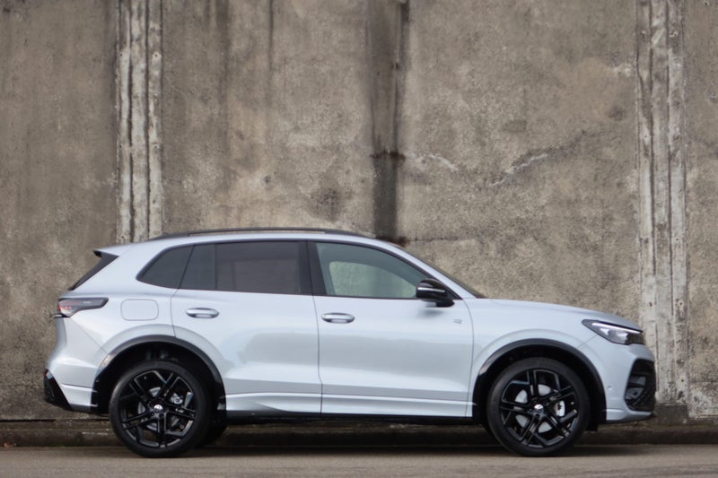 2026 Volkswagen Tiguan R-Line AWD image 2