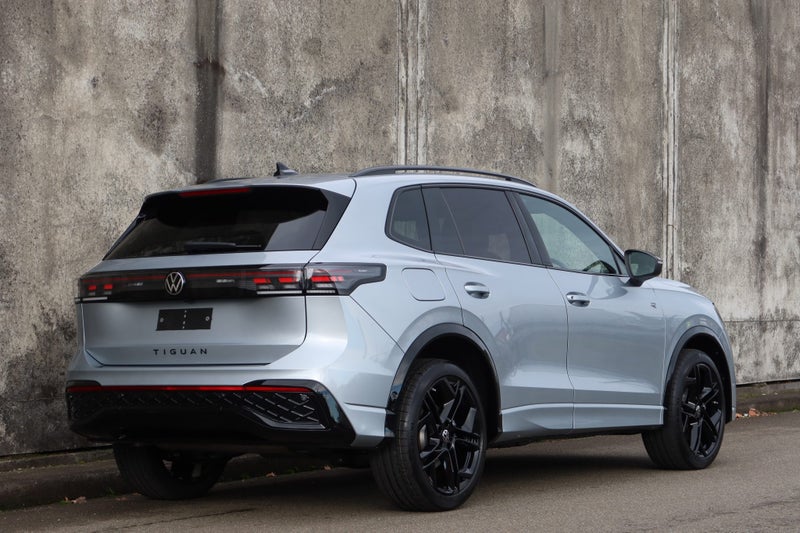 2026 Volkswagen Tiguan R-Line AWD image 3