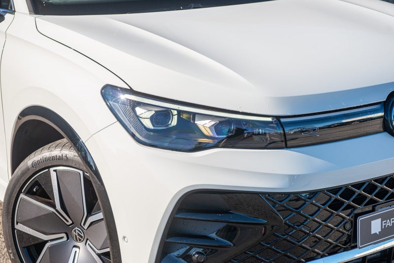 2026 Volkswagen Tiguan R-Line AWD 2.0 with Tour... image 4