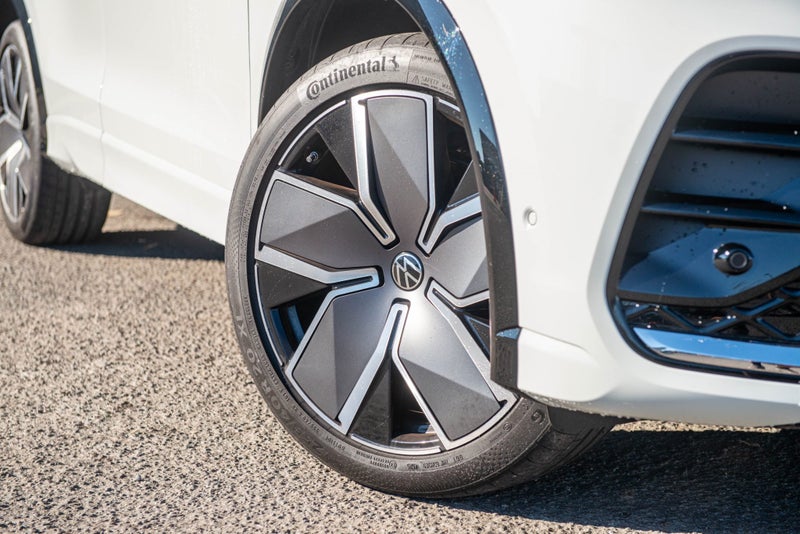 2026 Volkswagen Tiguan R-Line AWD 2.0 with Tour... image 5