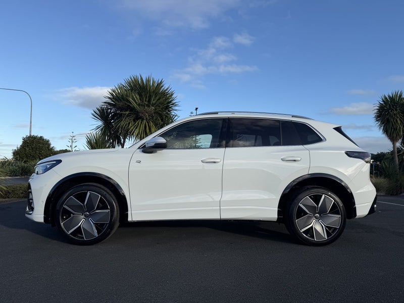 2026 Volkswagen Tiguan R-Line Awd 2.0Pt/4Wd image 3