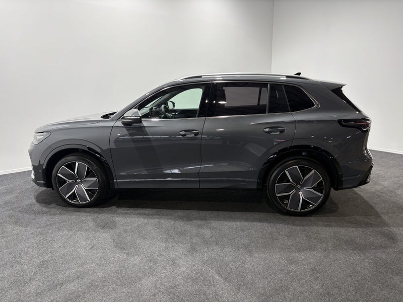 2026 Volkswagen Tiguan R-Line AWD image 4