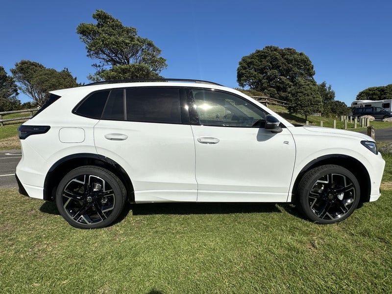 2026 Volkswagen Tiguan R-Line AWD image 5