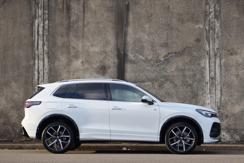 2026 Volkswagen Tiguan R-Line AWD image 2