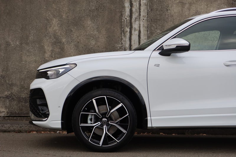 2026 Volkswagen Tiguan R-Line AWD image 4