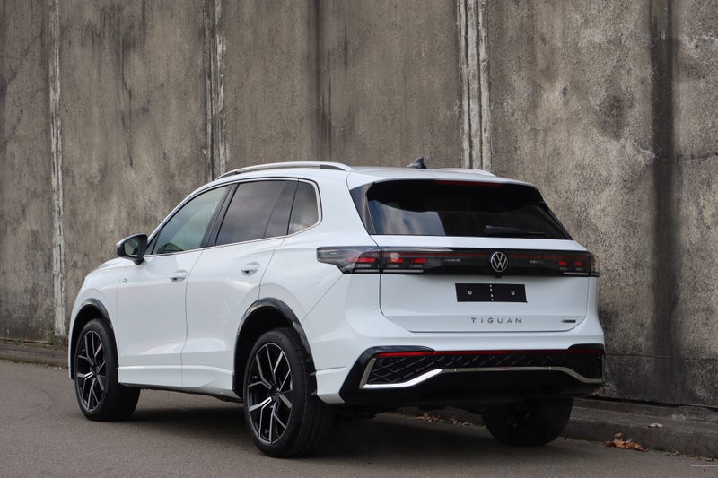 2026 Volkswagen Tiguan R-Line AWD image 5