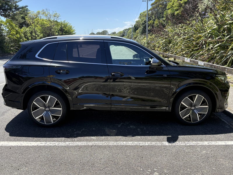 2026 Volkswagen Tiguan R-Line AWD image 5