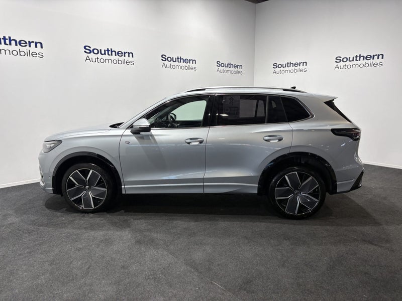 2026 Volkswagen Tiguan R-Line AWD image 4