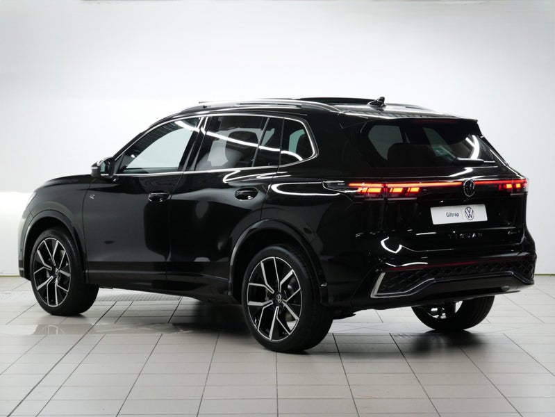 2026 Volkswagen Tiguan R-Line AWD image 3