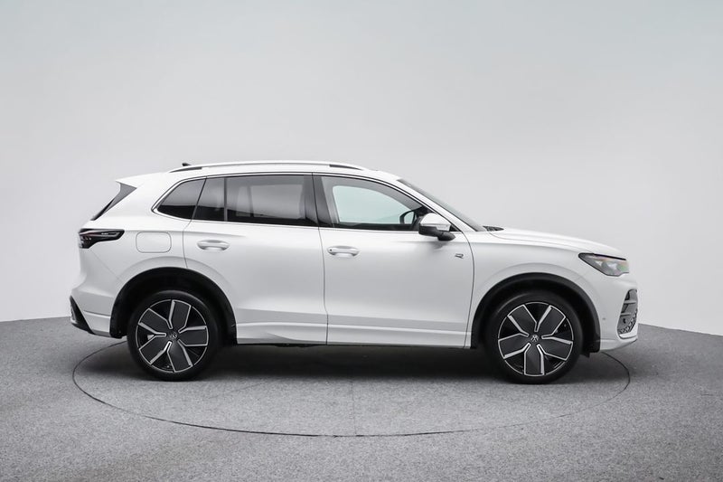 2026 Volkswagen Tiguan R-Line AWD image 5
