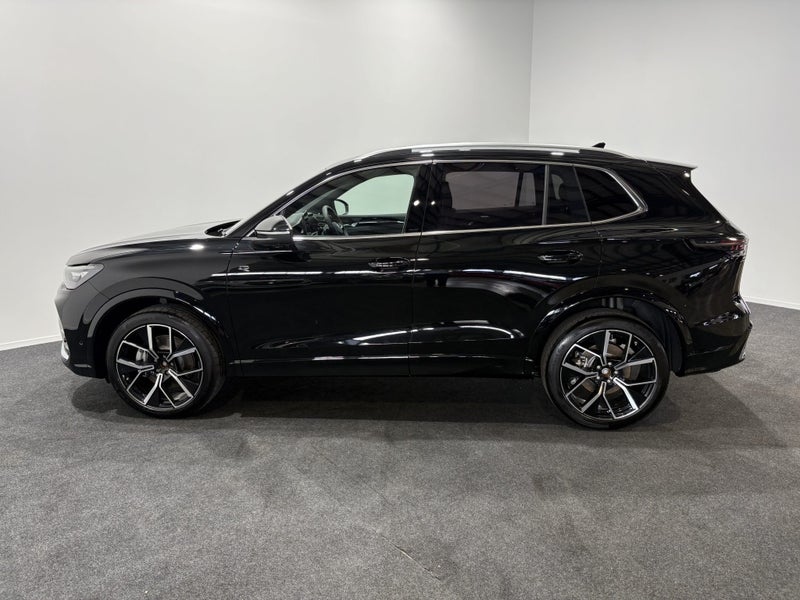 2026 Volkswagen Tiguan R-Line AWD image 4