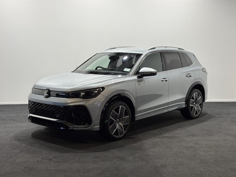 2026 Volkswagen Tiguan R-Line AWD image 3